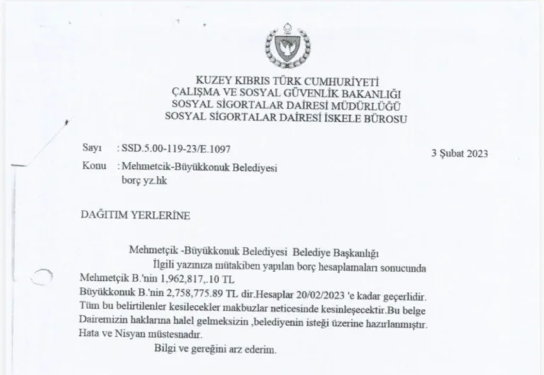 Tuğlu konuşurken ciddi bir ifadeyle Sarıçizmeli’nin açıklamalarına yanıt veriyor