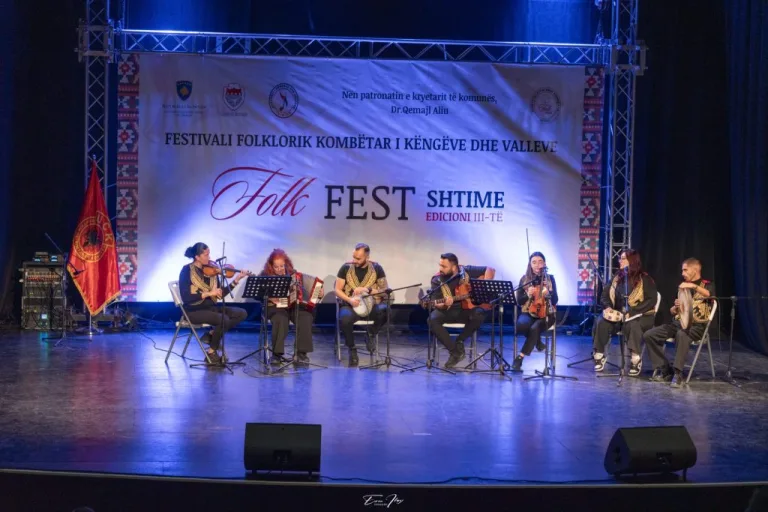 İskele Belediyesi Müzik Grubu sahnede performans sergiliyor