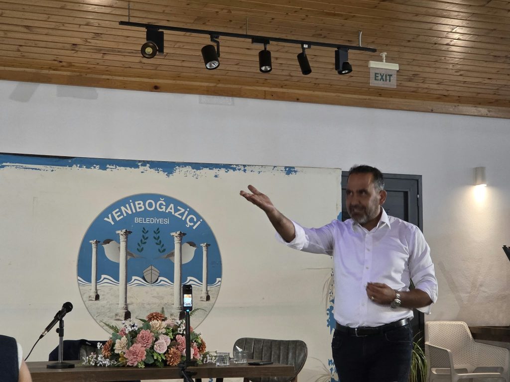 CTP Yeniboğaziçi belediye başkan adayı açıklama yaparken konuşuyor