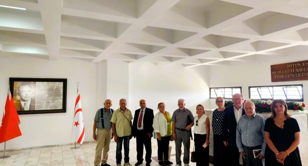 Avustralya’daki Kıbrıslı Türklerin Lefkoşa’daki anıtlara çelenk bırakma töreninden görünüm
