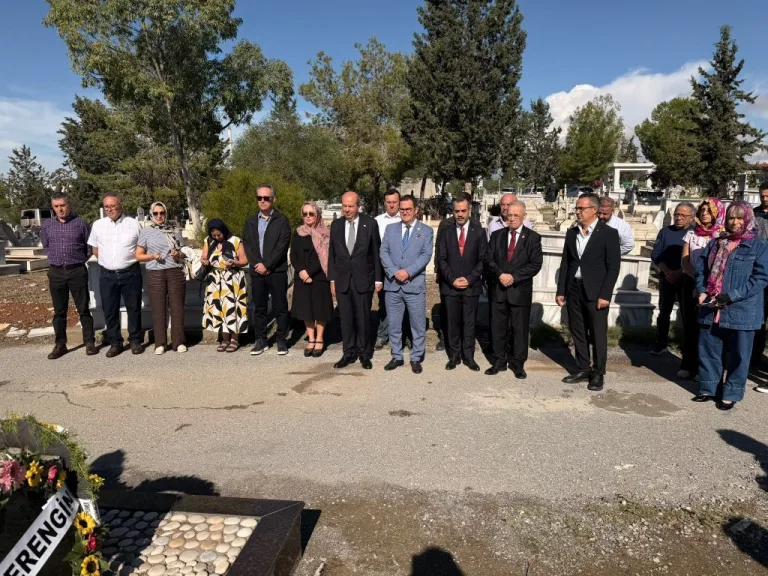 Mezarı başında anma töreninde çiçek bırakılan Mehmet Kemal Deniz’in mezar taşına yakın plan