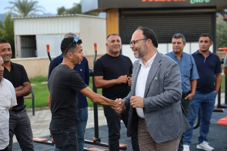 İskele Belediye Başkanı Sadıkoğlu, Tuzluca’da genç sporcularla birlikte poz veriyor