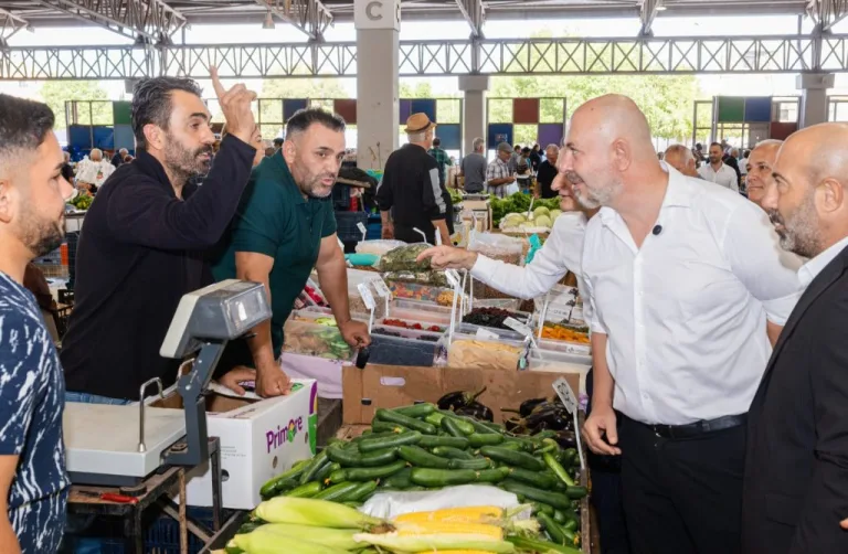 Bozkurt, Perşembe Pazarı’nda esnaf ve vatandaşlarla sohbet ederken görülüyor