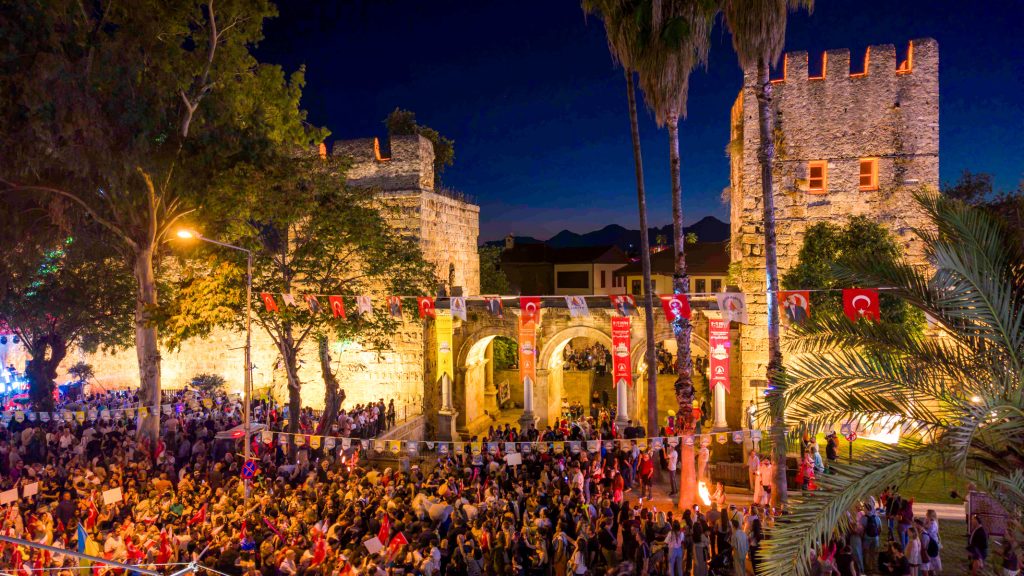 Gazimağusa Belediyesi temsilcileri Antalya Kaleiçi Old Town Festivali’nde yer alırken stant ve etkinlikler görülüyor