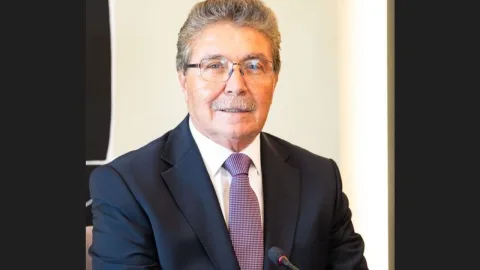 Kudret Özersay veya Ersin Tatar gibi Kıbrıs konusuyla ilgili isimlerin konuşma veya görüşme görüntüsü