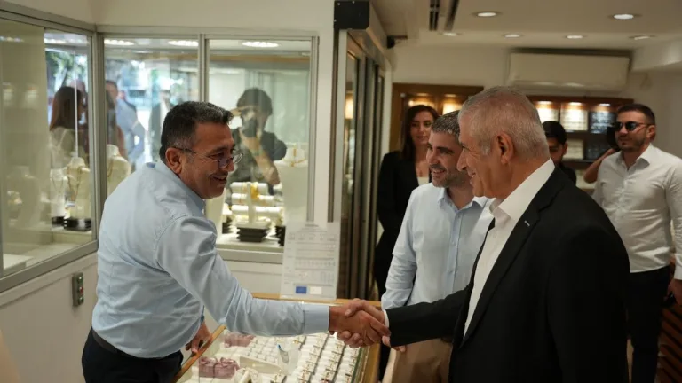 Taçoy ve LTB adayı Aktuç, Surlariçi'nde birlikte yürürken görülüyor