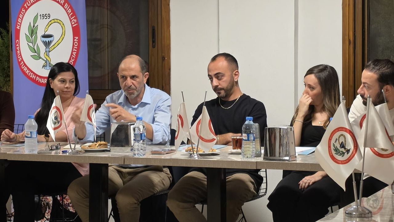 Halkın Partisi ve Kıbrıs Türk Eczacılar Birliği temsilcileri bir araya gelmiş, görüşüyor
