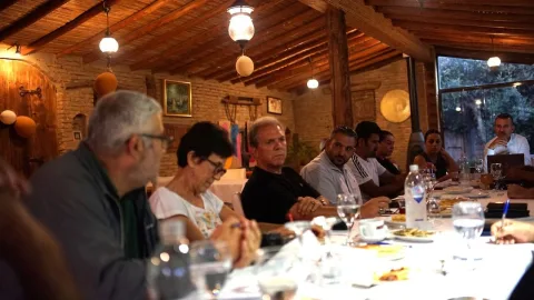 CTP İskele Belediye başkan adayı seçim çalışmaları kapsamında konuşuyor ve halkla etkileşimde bulunuyor
