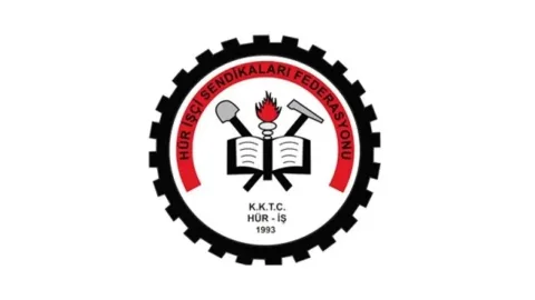 Hür-İş temsilcileri basın açıklaması yaparken mikrofonlara konuşuyor