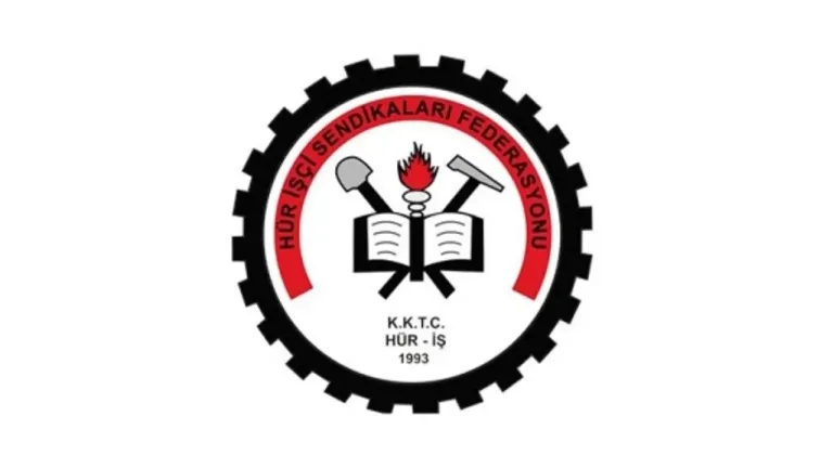Hür-İş temsilcileri basın açıklaması yaparken mikrofonlara konuşuyor