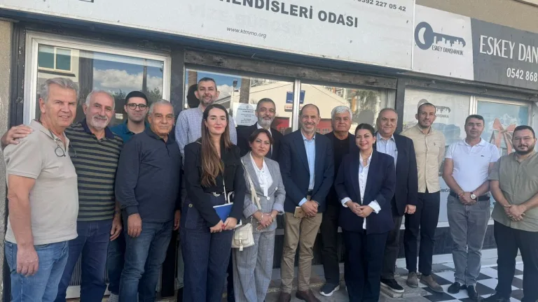 HP yetkilileri, Makina Mühendisleri Odası’ndaki bir toplantıda konuşuyor ve evraklara bakıyor