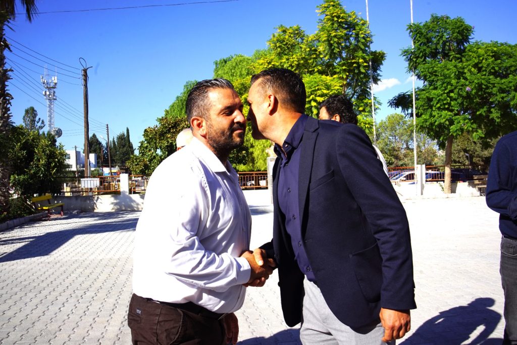 Sermet Nereli konuşurken, arka planda eğitimle ilgili görseller ve etkinlik atmosferi