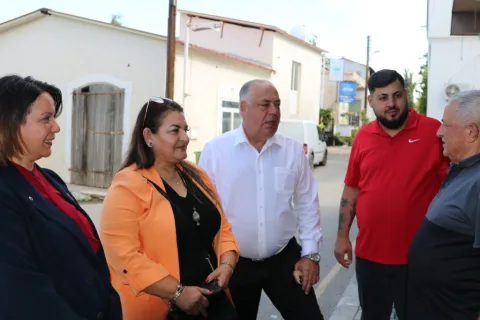 Albayrak, Arapköy esnafıyla sohbet ederken elleriyle açıklama yapıyor