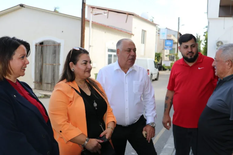 Albayrak, Arapköy esnafıyla sohbet ederken elleriyle açıklama yapıyor