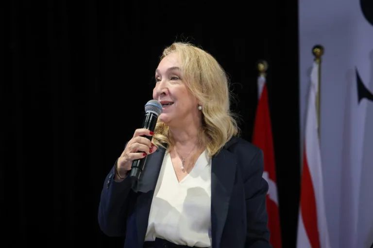 CTP’nin sağlık politikalarını açıklayan pankart ya da görsel—Genel Sağlık Sigortası’na kademeli geçiş ve tam gün sağlık hizmeti vurgulanıyor
