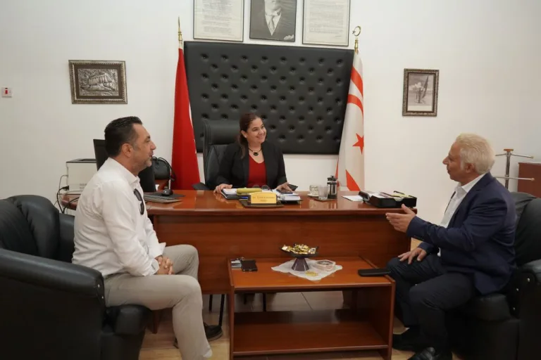 Paşaoğlu, Girne’de hastane ve okul ziyaretlerinde yetkililerle görüşürken