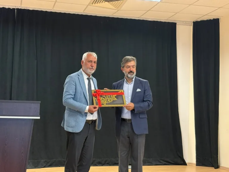 Hala Sultan İlahiyat Koleji’nde düzenlenen ‘Hayat İçinde Dikkat Edilmesi Gerekenler, Kişisel Gelişim ve Yapay Zeka’ konferansından genel görünüm