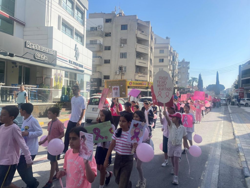 Şehit Tuncer İlkokulu öğrencileri ve öğretmenleri pembe kurdelelerle meme kanseri farkındalık yürüyüşü yapıyor