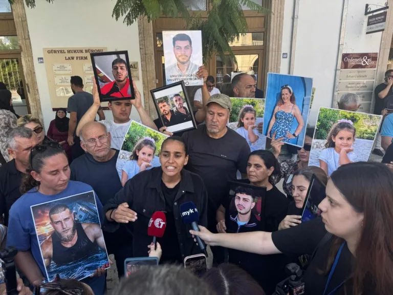 Yakınlarını kaybeden ailelerin Girne Mahkemesi önünde adalet talebi gösterisi