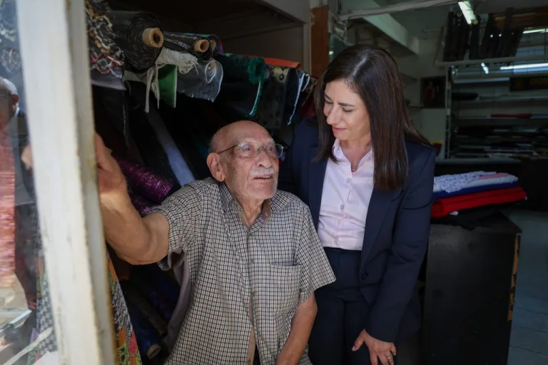 CTP üyeleri Arasta’da vatandaşlarla sohbet ediyor, kalabalık bir buluşma ortamı