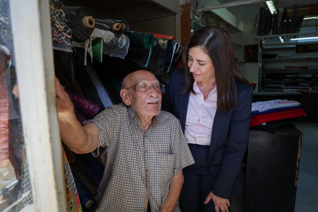 CTP üyeleri Arasta’da vatandaşlarla sohbet ediyor, kalabalık bir buluşma ortamı