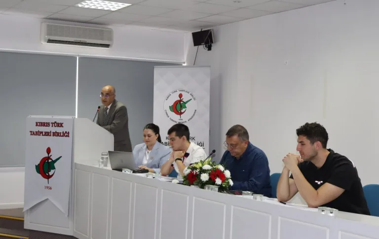 Kıbrıs Türk Tabipleri Birliği Başkanı Ceyhun Dalkan, yeniden başkan seçildiğini duyuran kare