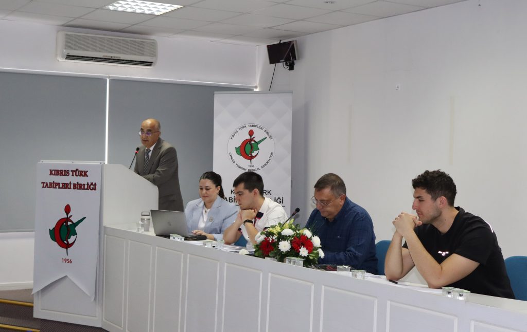 Kıbrıs Türk Tabipleri Birliği Başkanı Ceyhun Dalkan, yeniden başkan seçildiğini duyuran kare