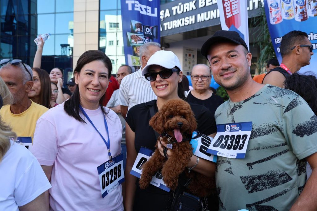 CTP Genel Başkanı İncirli'nin Lefkoşa Maratonu'nda koşarken veya etkinlikte bulunduğunu gösteren fotoğraf