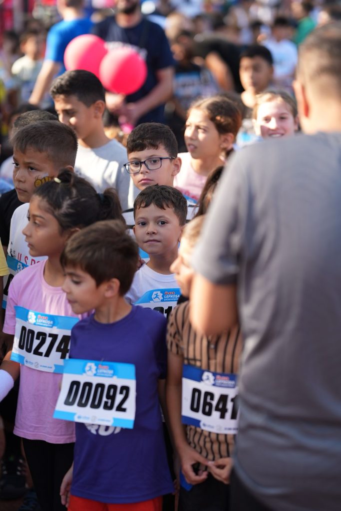 Ülker Lefkoşa Yarı Maratonu Çocuk Koşusu katılımcıları koşu sırasında piste ilerliyor