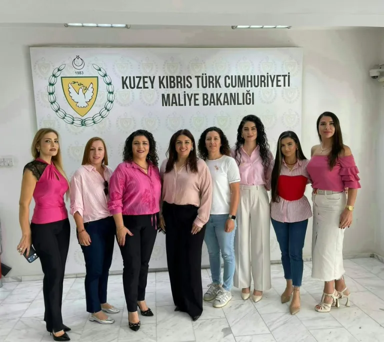 Güç-Sen kadın üyeleri pembe kıyafetlerle Meme Kanseri Farkındalık Ayı'na destek veriyor