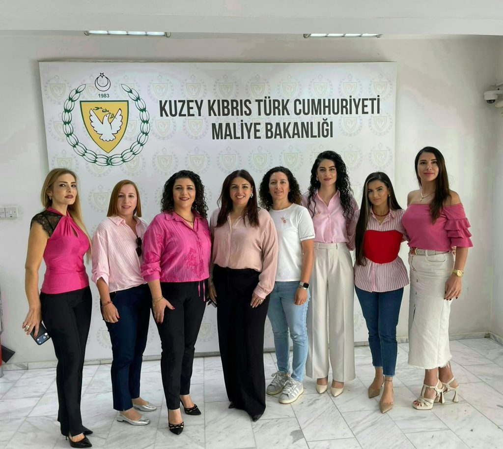 Güç-Sen kadın üyeleri pembe kıyafetlerle Meme Kanseri Farkındalık Ayı'na destek veriyor