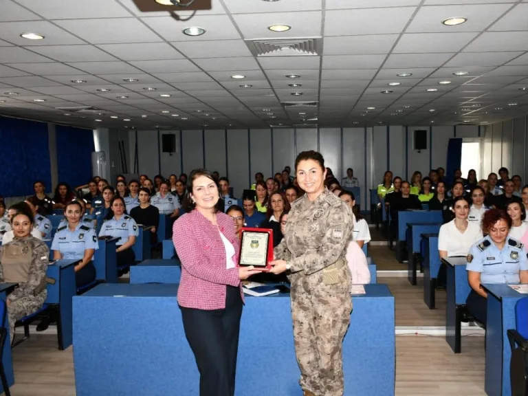 KHYD logosu önünde kürsü ve salonda kadın polis mensuplarına yönelik düzenlenen konferanstan genel görünüm