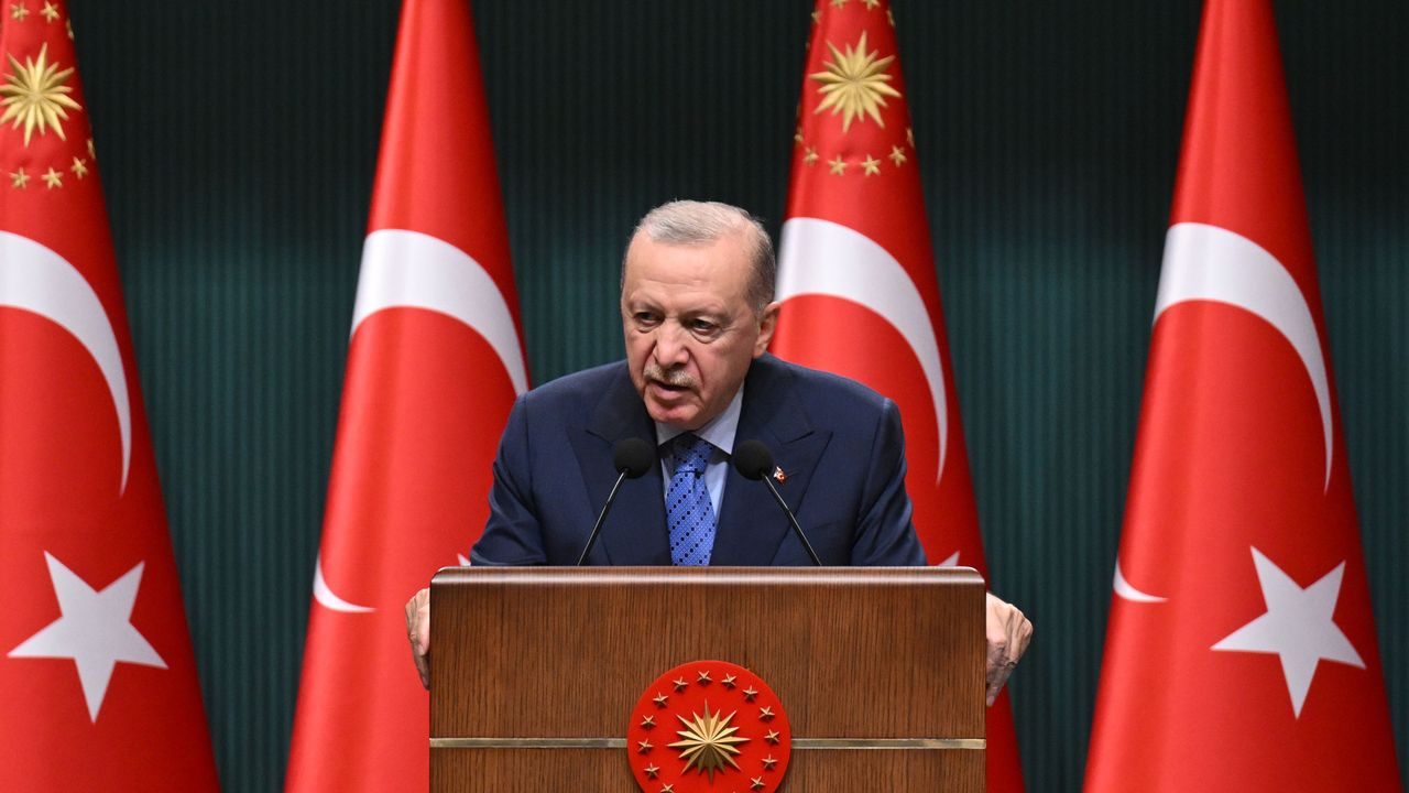 Cumhurbaşkanı Erdoğan konuşma yaparken kürsü ve Türk bayrağı arka planda
