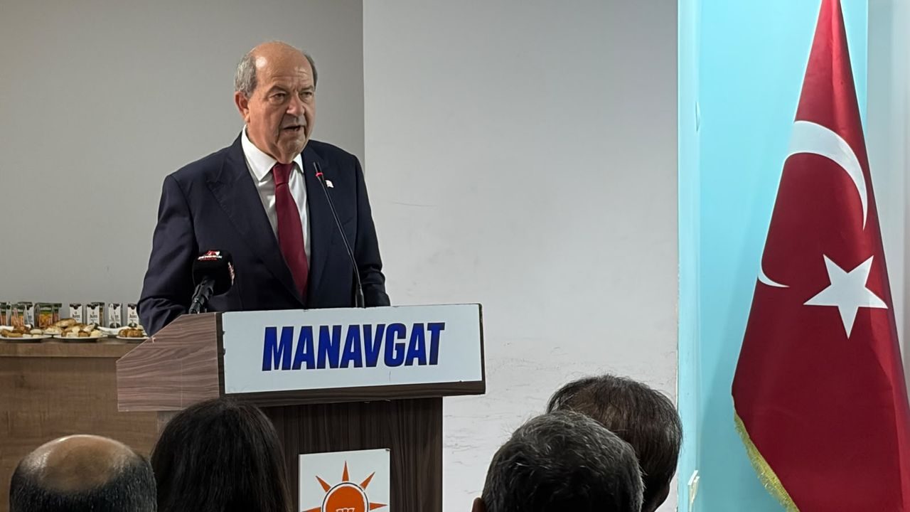 Ersin Tatar konuşurken, arka planda projelere ait görseller veya sunum ekranı görünür