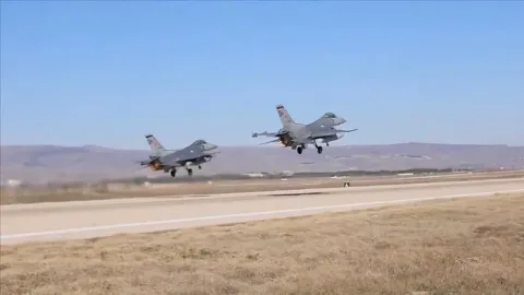 Türk Hava Kuvvetlerine ait savaş uçakları gökyüzünde alçaktan uçuyor