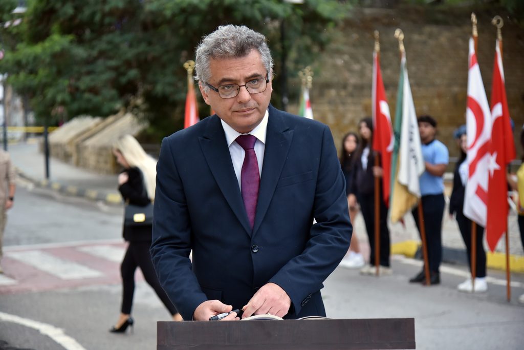 Lefkoşa Atatürk Anıtı önünde Cumhuriyet Bayramı töreni, çelenkler ve katılımcılar