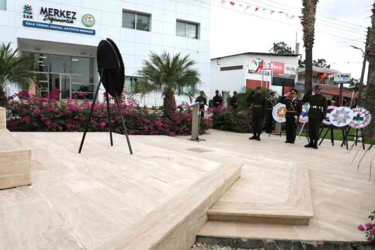Değirmenlik’te Cumhuriyet Bayramı töreninden resmi: bayraklar, çelenk ve halk katılımı