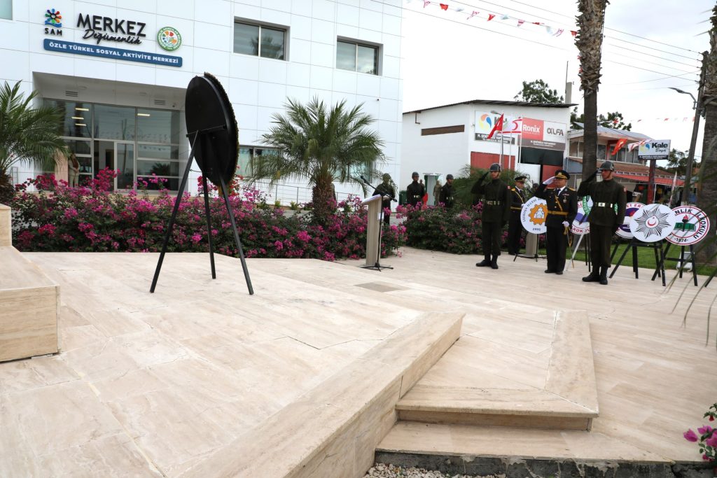 Değirmenlik’te Cumhuriyet Bayramı töreninden resmi: bayraklar, çelenk ve halk katılımı