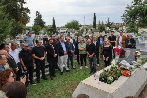 TDP üyeleri, Sonay Adem’in kabri başında toplanmış hüzünlü görünümde
