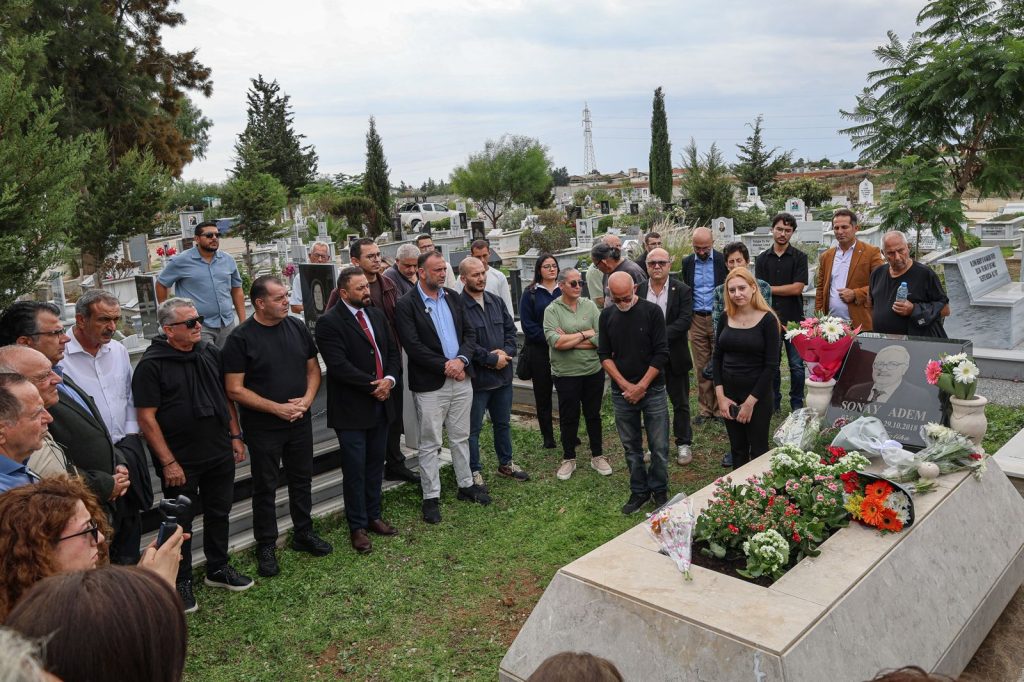 TDP üyeleri, Sonay Adem’in kabri başında toplanmış hüzünlü görünümde