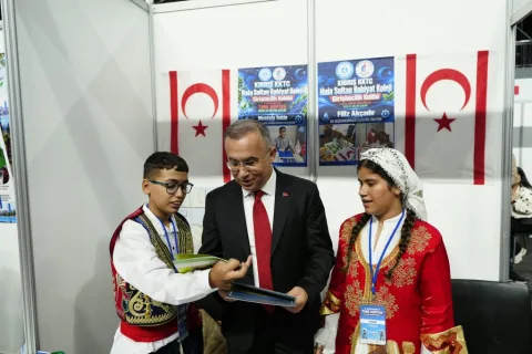 Hala Sultan İlahiyat Koleji öğrencileri ödül alırken sahnede toplu kutlama yapıyor
