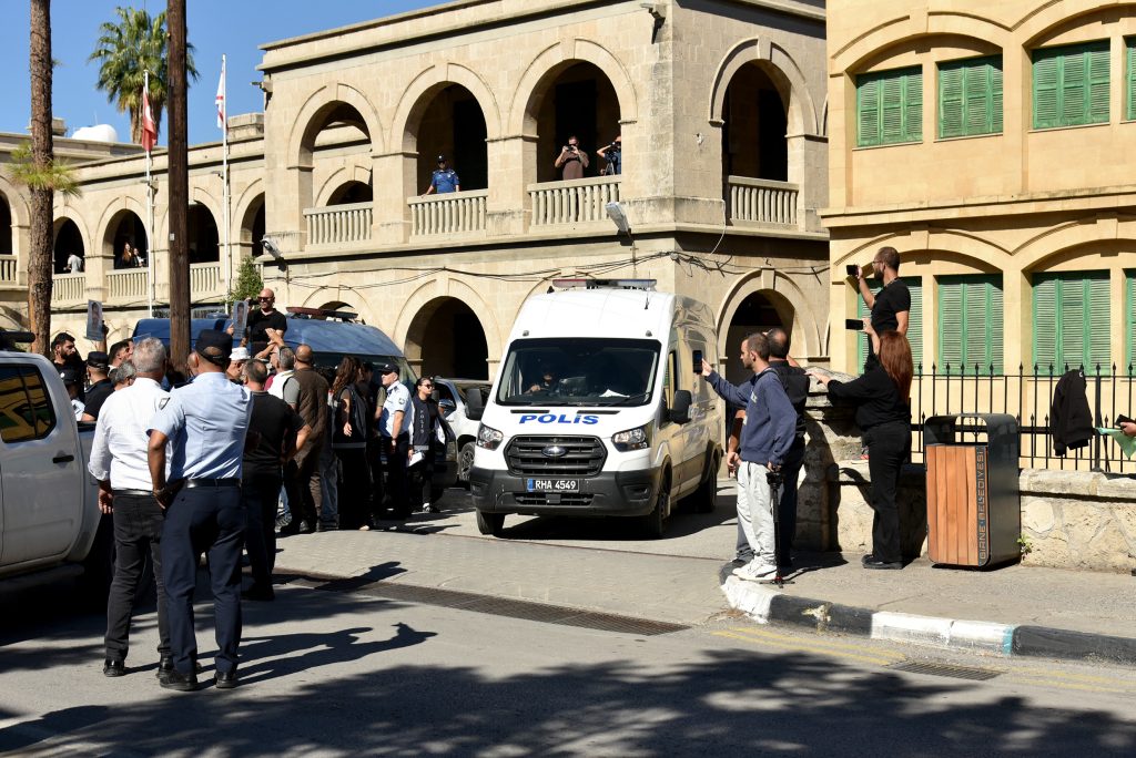 Gemi kazasında kayıp yakınları Girne Mahkemesi önünde adalet talep ederken toplandı