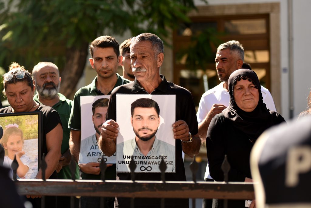 Gemi kazasında yakınlarını kaybeden aileler, Girne Mahkemesi önünde adalet çağrısında bulundu