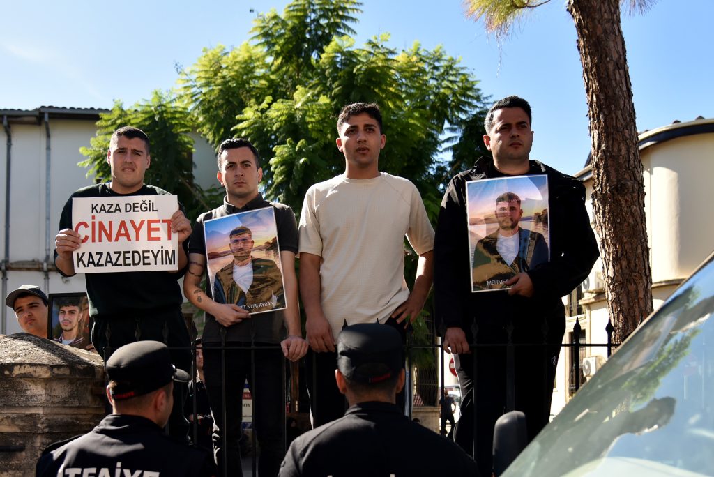Gemi kazasında yakınlarını kaybeden aileler, Girne Mahkemesi önünde adalet çağrısında bulundu