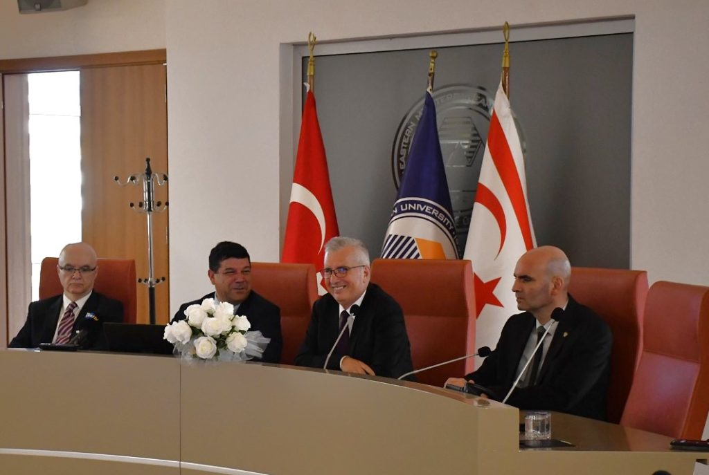 DAÜ konferans salonunda kalite ve akreditasyon konulu yükseköğretim konferansı konuşmacıları ve katılımcılar