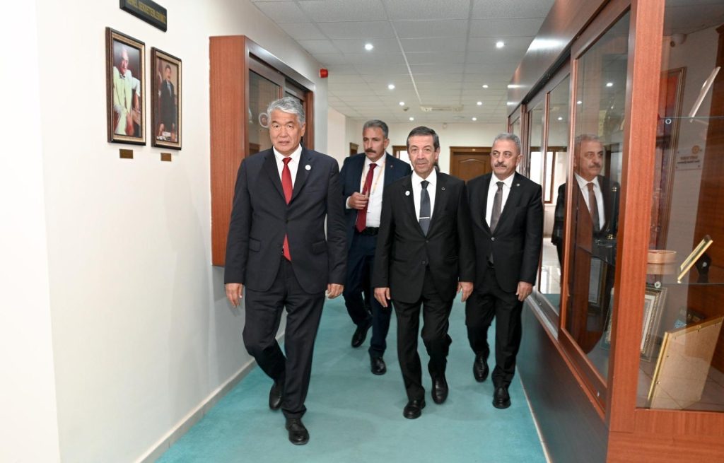 Dışişleri Bakanı Ertuğruloğlu ile TÜRKSOY Genel Sekreteri görüşme sırasında yan yana oturuyor