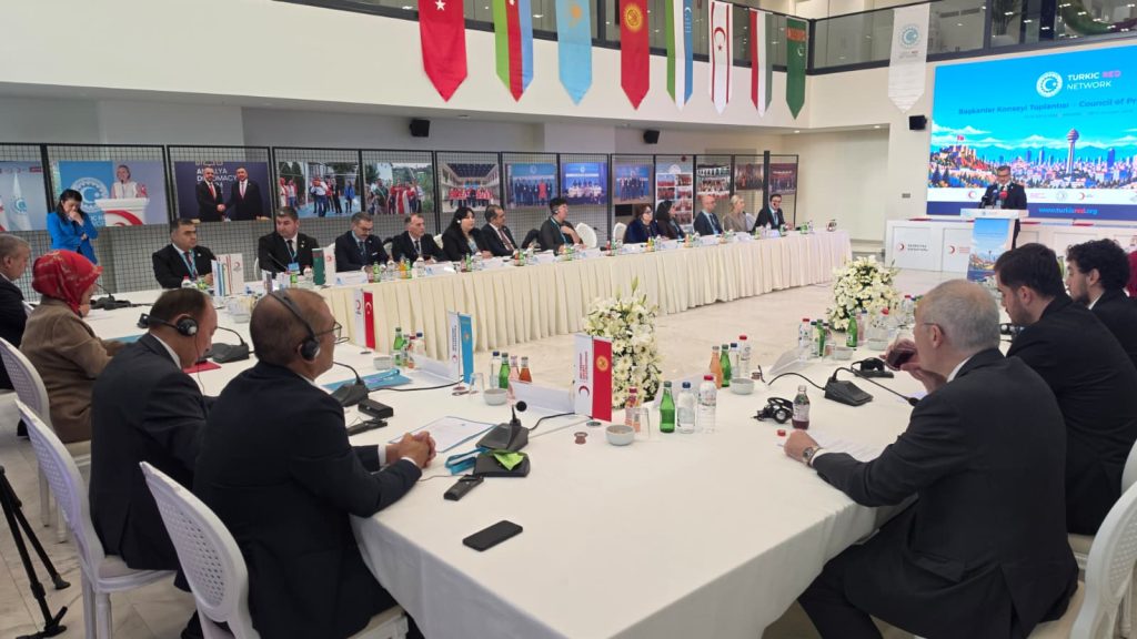 Kıbrıs Türk Kızılay temsilcileri toplantı masasında birlikte oturuyor
