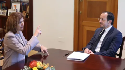 Hristodulidis konuşurken, Kıbrıs sorununda ilerleme sağlanabileceğini belirtiyor