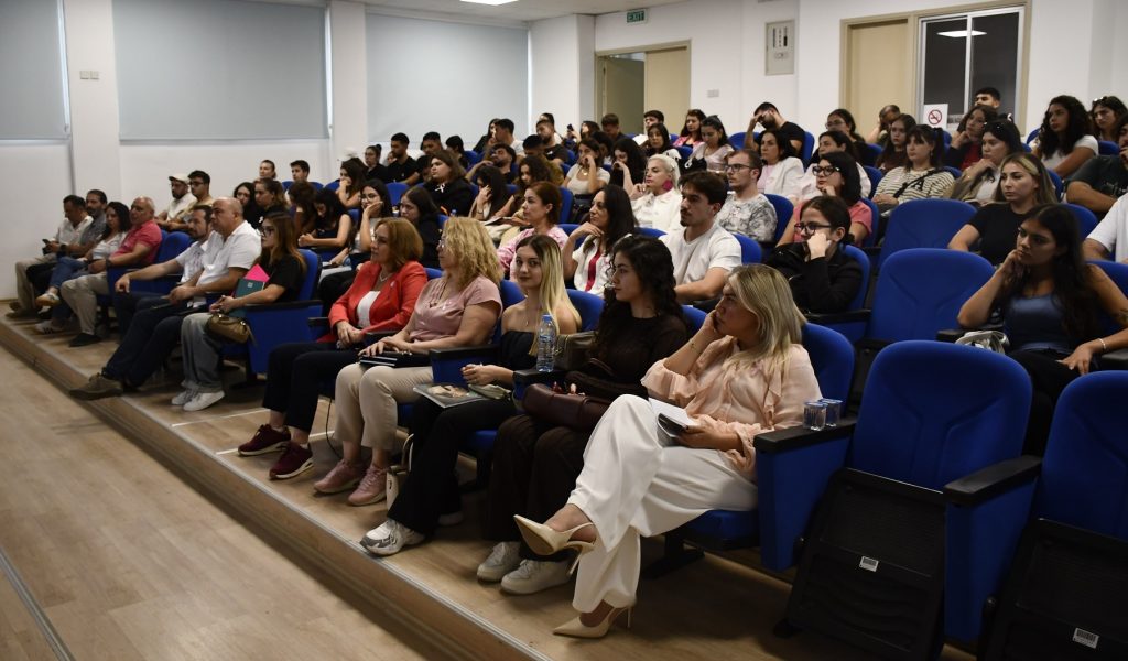 DAÜ’de meme kanseri farkındalığı semineri sırasında konuşmacılar ve katılımcılar