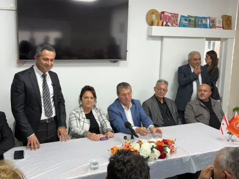 Başbakan Ünal Üstel, Dikmen’de belediye başkan adayı ve vatandaşlarla birlikte duruyor